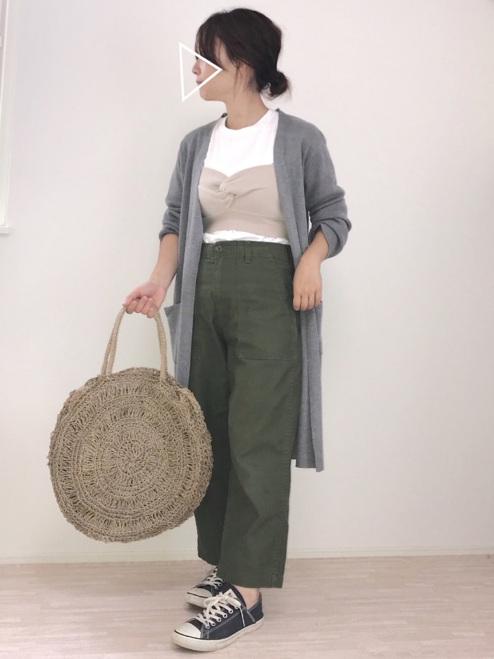 「大人カジュアル、ビスチェ、ベイカーパンツ、カーキ、白Tシャツ、ロングカーディガン、ママコーデ、カジュアルコーデ、サークルバッグ、ワイドパンツ」｜「HANESのHanes ヘインズ 2P JAPAN Fit　ジャパンフィット（2枚組） クルーネックTシャツ（Tシャツ/カットソー、ホワイト系）」を使った、haさん（レディース・152cm）の春コーディネートの1枚目の写真