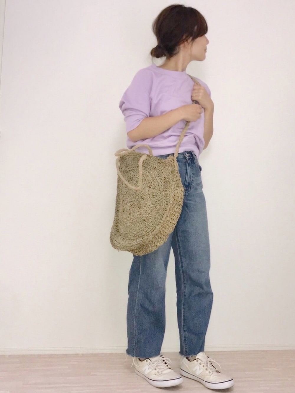 「低身長、シンプル、デニムパンツ、オトナカジュアル、ラベンダー、サークルバッグ、かごバッグ、白スニーカー、春コーデ、ママコーデ」｜「BEAUTY&YOUTH UNITED ARROWSのBY∴ ミニ裏毛ラグランスリーブ5分袖プルオーバー ◆（スウェット、パープル系）」を使った、haさん（レディース・152cm）の春コーディネートの1枚目の写真
