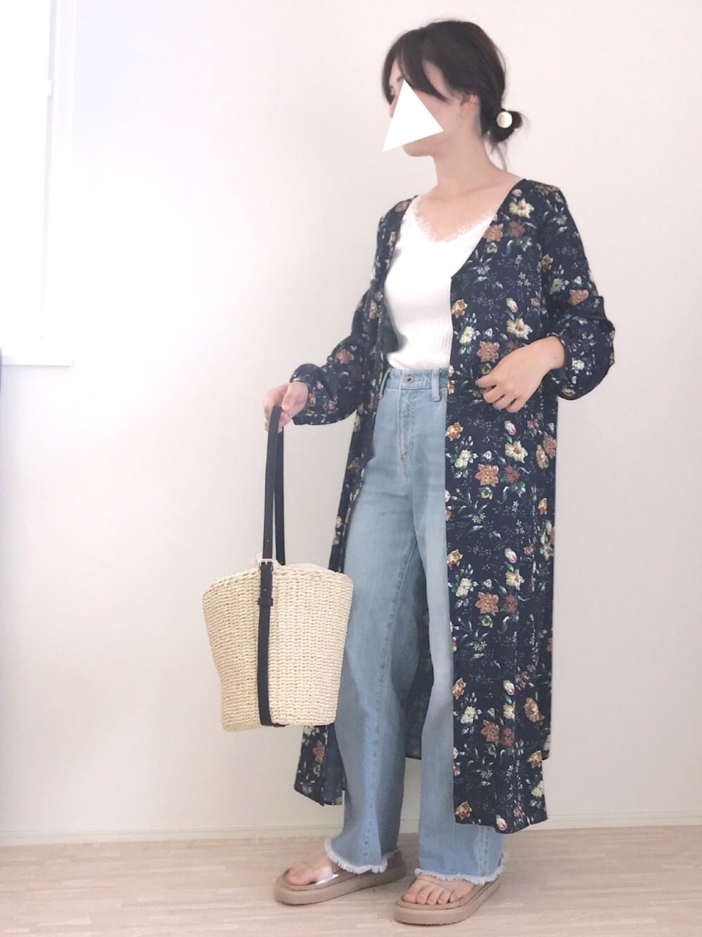 「大人カジュアル、低身長、ママコーデ、レーストップス、デニムワイドパンツ、かごバッグ、クリアサンダル、花柄ワンピース、ガウン、オトナ女子」｜「Omekashiの肩レースキャミ（Tシャツ/カットソー、ホワイト系）」を使った、haさん（レディース・152cm）の春コーディネートの1枚目の写真