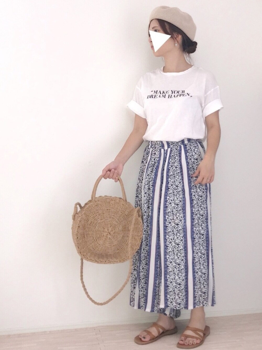 「ゆるコーデ、ロゴT、白Tシャツ、ストライプ、ワイドパンツ、花柄、サークルバッグ、かごバッグ、ベレー帽、ママファッション」｜「ETRE TOKYOのMAKE YOUR DREAM HAPPEN Tシャツ（Tシャツ/カットソー、ホワイト系）」を使った、haさん（レディース・152cm）の夏コーディネートの1枚目の写真