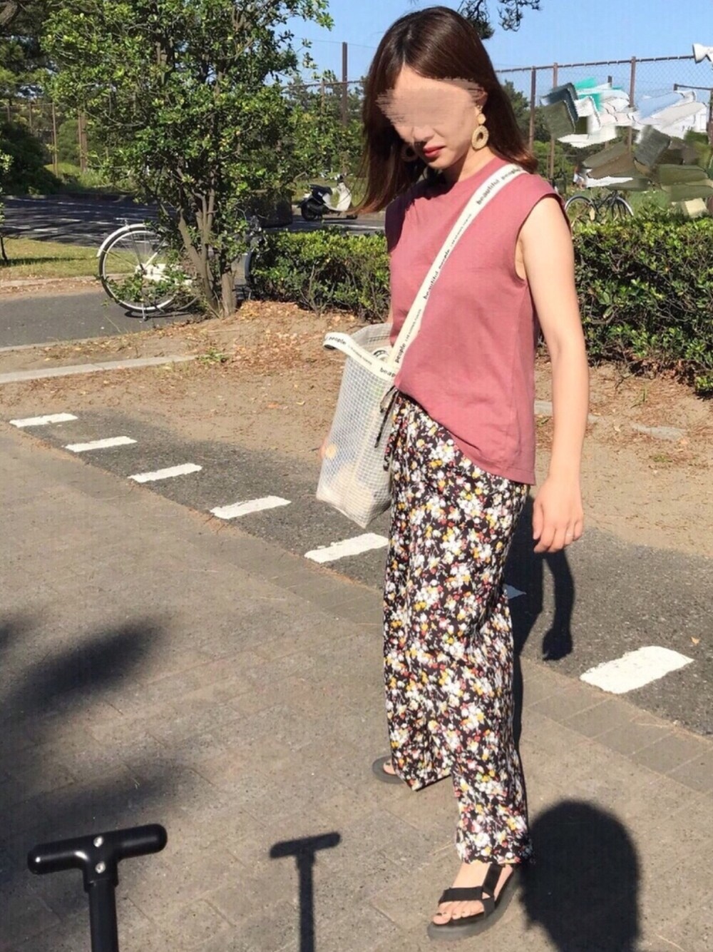 「オトナカジュアル、フレンチスリーブ、リラックススタイル、大人コーデ、ビニールバック、スポーツサンダル、花柄パンツ、ワイドパンツ、くすみピンク、PVC」｜「NANO universeのムラ糸フレンチＴシャツ（Tシャツ/カットソー、ピンク系）」を使った、haさん（レディース・152cm）の夏コーディネートの1枚目の写真