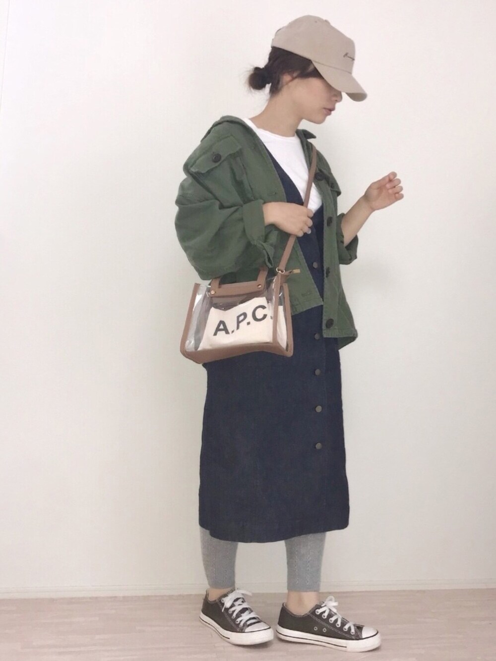「オトナカジュアル、ジャンパースカート、白Tシャツ、カーキ、ミリタリージャケット、クリアバッグ、キャップ、レギンス、低身長、PVC」｜「HANESのHanes ヘインズ 2P JAPAN Fit　ジャパンフィット（2枚組） クルーネックTシャツ（Tシャツ/カットソー、ホワイト系）」を使った、haさん（レディース・152cm）の春コーディネートの1枚目の写真