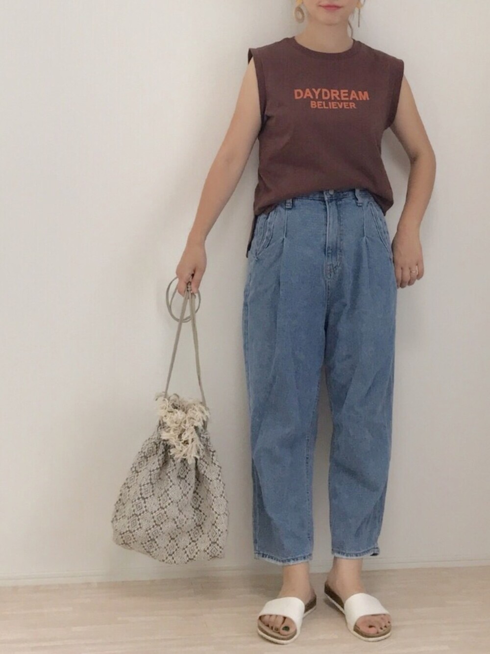「夏、シンプル、おしゃれさんと繋がりたい、オトナカジュアル、ママコーデ、低身長、ブラウン、デニムパンツ、巾着バッグ、ノースリーブ」｜「GUのアイテム（Tシャツ/カットソー、ブラウン系）」を使った、haさん（レディース・152cm）の夏コーディネートの1枚目の写真