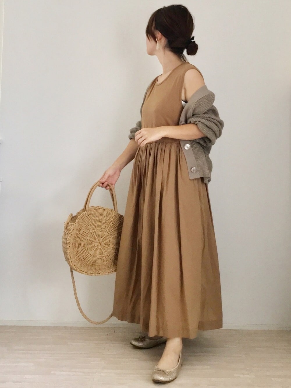 ベージュ系のワンピース、グレー系のカーディガン/ボレロ、ベージュ系のかごバッグを着用したレディースの夏コーディネートの1枚目の写真