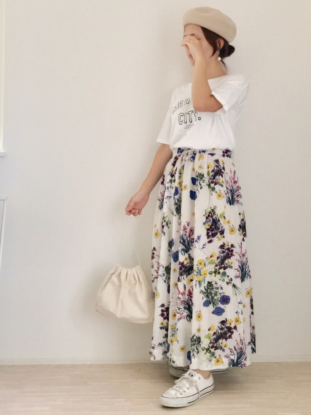 「夏のワントーンコーデ、ロングスカート、花柄、コンバース、白、ベレー帽、ロゴT、白Tシャツ、低身長、オトナカジュアル」｜「RITAのPERU BOX CUT T (NEWPORT)（Tシャツ/カットソー、ホワイト系）」を使った、haさん（レディース・152cm）の夏コーディネートの1枚目の写真