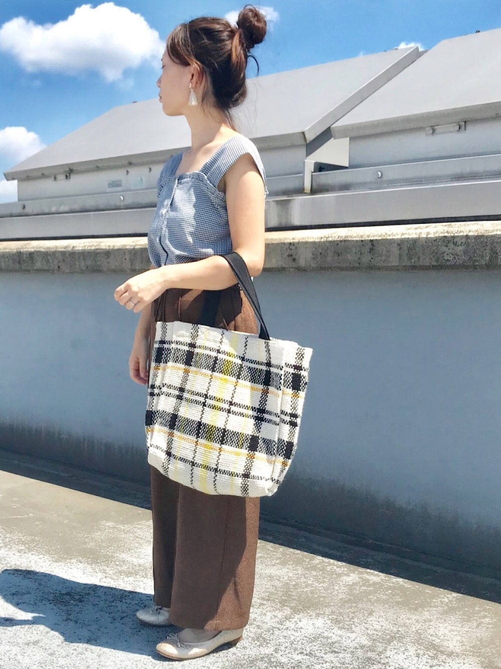 「大人カジュアル、低身長、ギンガムチェック、ママコーデ、ブラウン、ワイドパンツ、チェック柄、おだんごヘアー、バレエシューズ、夏秋ミックス」｜「Lilas Campbellの【Lilas Campbell /リラ キャンベル】check pattern box tote/チェックボックストート（ショルダーバッグ、ホワイト系）」を使った、haさん（レディース・152cm）の夏コーディネートの1枚目の写真
