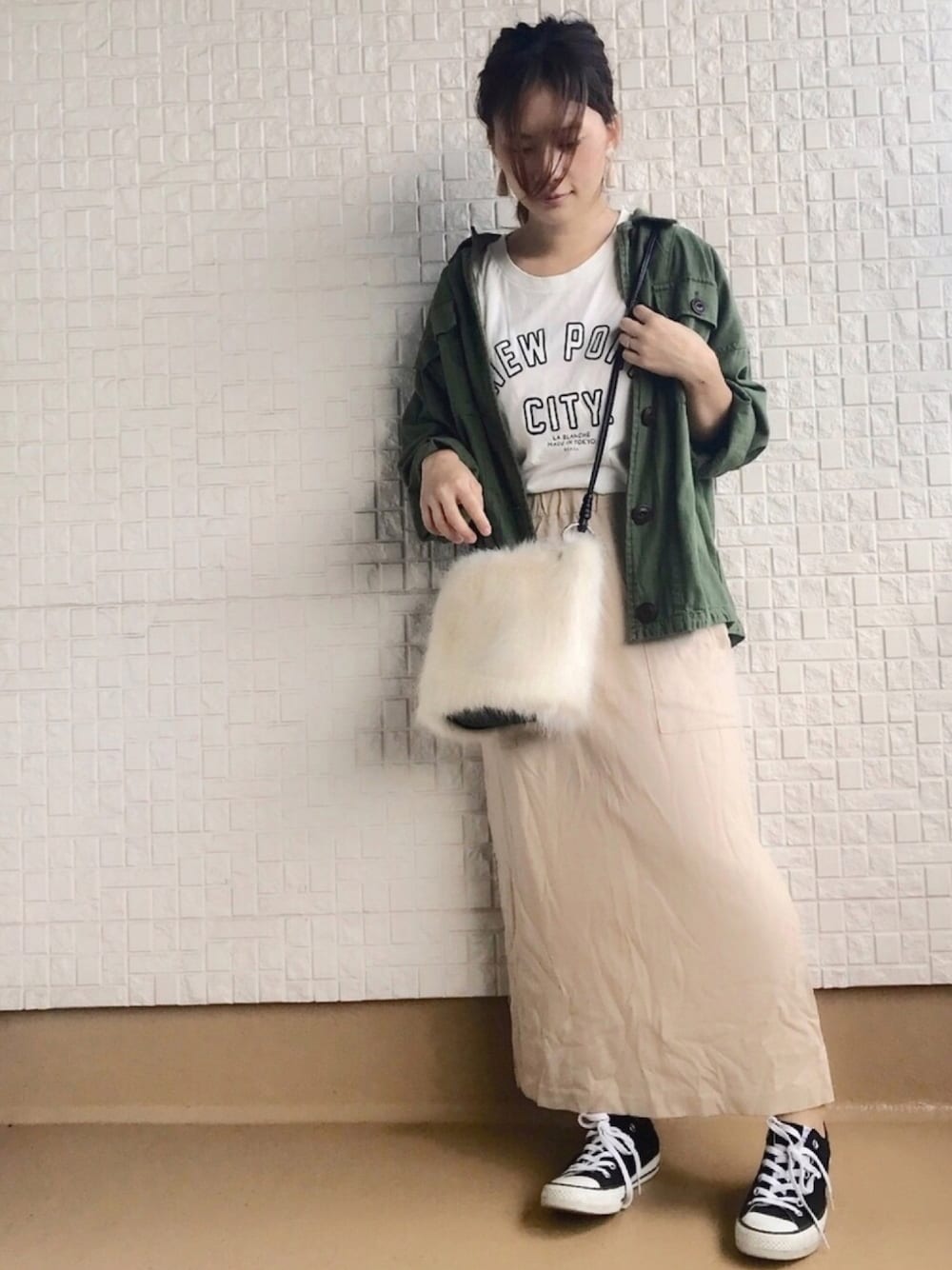 「秋服準備はじめました、秋コーデ、オトナカジュアル、ロングスカート、タイトスカート、ママファッション、オーバーサイズ、ミリタリージャケット、ファー小物、カーキ」｜「RITAのPERU BOX CUT T (NEWPORT)（Tシャツ/カットソー、ホワイト系）」を使った、haさん（レディース・152cm）の秋コーディネートの1枚目の写真