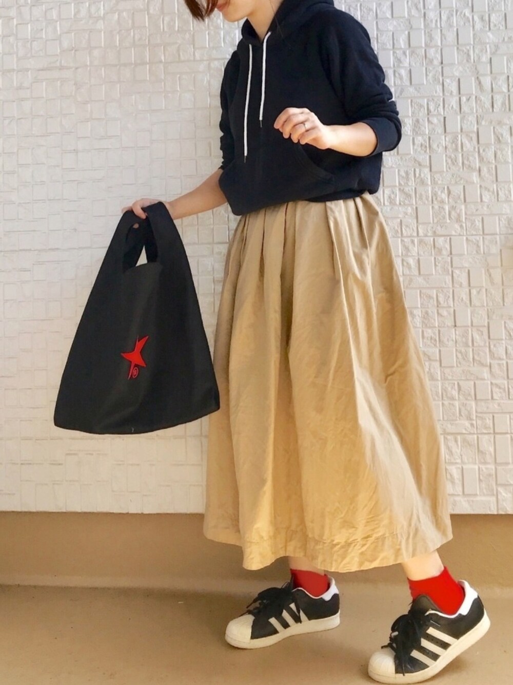 「大人カジュアル、秋のコーデ、秋冬、チノスカート、赤い靴下、パーカー、低身長、ママコーデ、ブラック、プルオーバーパーカー」｜「FREAK'S STOREのスウェットプルオーバーパーカー（パーカー、ブラック系）」を使った、haさん（レディース・152cm）の秋コーディネートの1枚目の写真