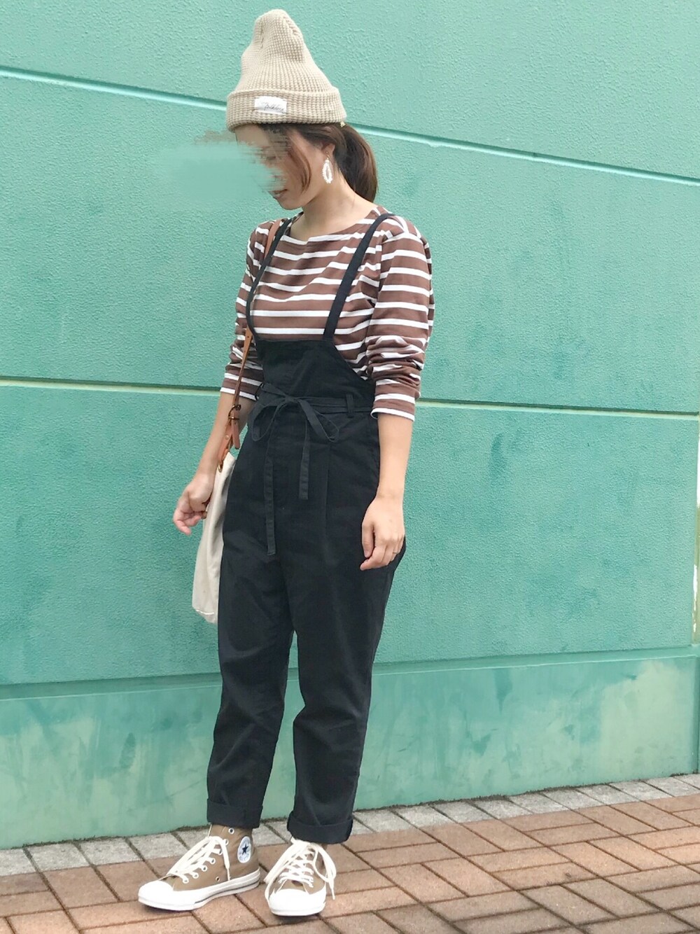 「大人カジュアル、秋のコーデ、ニット帽、サロペット、ボーダートップス、ブラウン×ブラック、ブラウン、オトナカジュアル、低身長、ママコーデ」｜「F by ROSSOのF by ROSSO　バスクボーダーTシャツ（Tシャツ/カットソー、ブラウン系）」を使った、haさん（レディース・152cm）の秋コーディネートの1枚目の写真