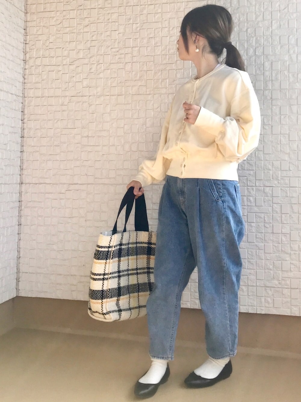 「シンプルおしゃれが好き、秋冬コーデ、低身長、チェック柄、デニムパンツ、ゆるコーデ、カーディガン、バレエシューズ×ソックス、ママコーデ、ボリューム袖」｜「agnes b.のS137 TS（Tシャツ/カットソー、ホワイト系）」を使った、haさん（レディース・152cm）の秋コーディネートの1枚目の写真