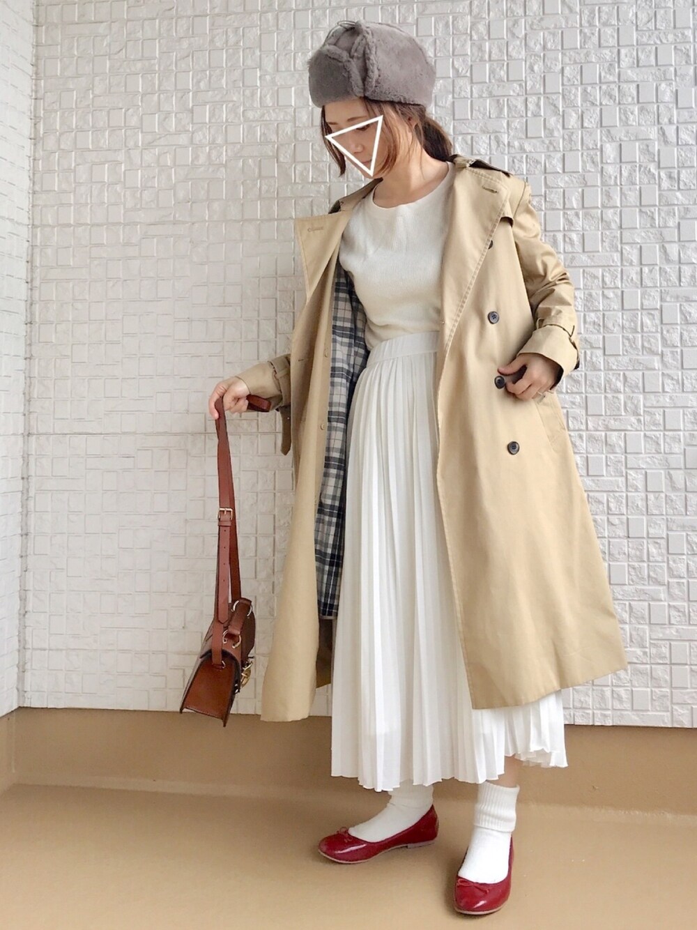 「大人カジュアル、秋冬、フライトキャップ、レトロ、ホワイトコーデ、トレンチコート、プリーツスカート、バレエシューズ×ソックス、低身長、ママコーデ」｜「URBAN RESEARCH Sonny Labelのサーマルプルオーバー（Tシャツ/カットソー、ホワイト系）」を使った、haさん（レディース・152cm）の秋コーディネートの1枚目の写真