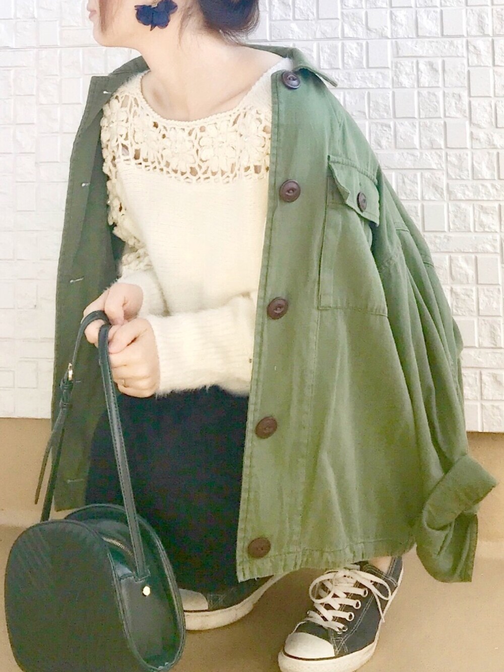 「Cawaii、ママファッション、ミリタリージャケット、白ニット、タイトスカート、レギンス、低身長、ショルダーバッグ、大人カジュアル、PR」｜「cawaiiの流れ咲く花コサージュのニットトップス　長袖セーター　柄編みニット（ニット/セーター、ホワイト系）」を使った、haさん（レディース・152cm）の秋コーディネートの1枚目の写真