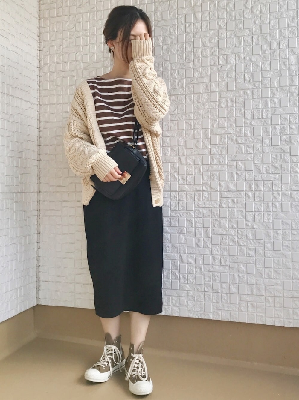 「アイラブCONVERSE、秋冬コーデ、オトナカジュアル、ケーブルニット、ニットカーディガン、タイトスカート、ボーダートップス、低身長、ママコーデ、ブラウン」｜「F by ROSSOのF by ROSSO　バスクボーダーTシャツ（Tシャツ/カットソー、ブラウン系）」を使った、haさん（レディース・152cm）の冬コーディネートの1枚目の写真