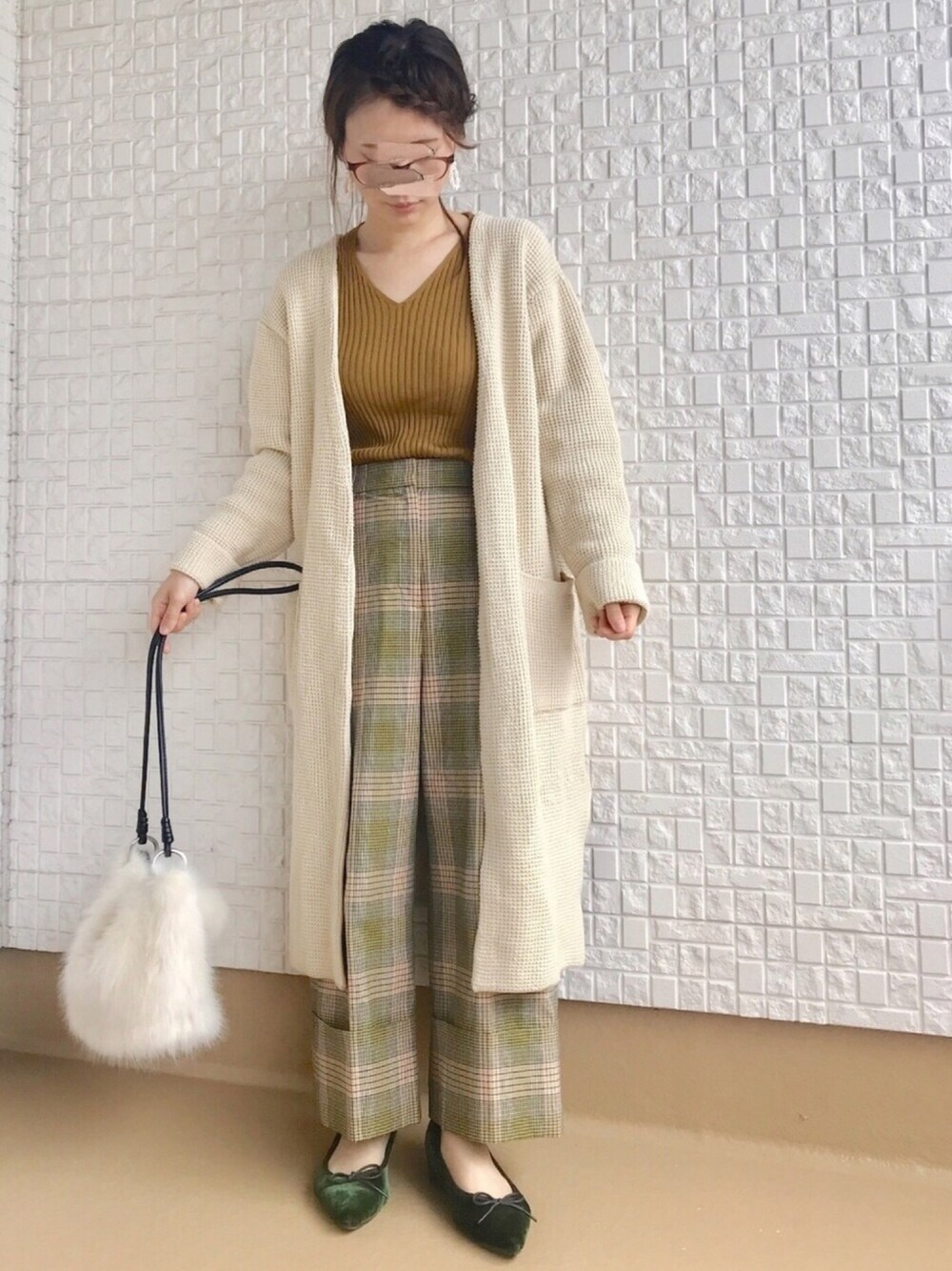「2018マイベストコーデ、オトナ女子、大人カジュアル、ロングカーディガン、チェック、ワイドパンツ、バレエシューズ、低身長、ママコーデ、ファーバッグ」｜「URBAN RESEARCH DOORSのウールリブVネックニット（ニット/セーター、イエロー系）」を使った、haさん（レディース・152cm）の冬コーディネートの1枚目の写真
