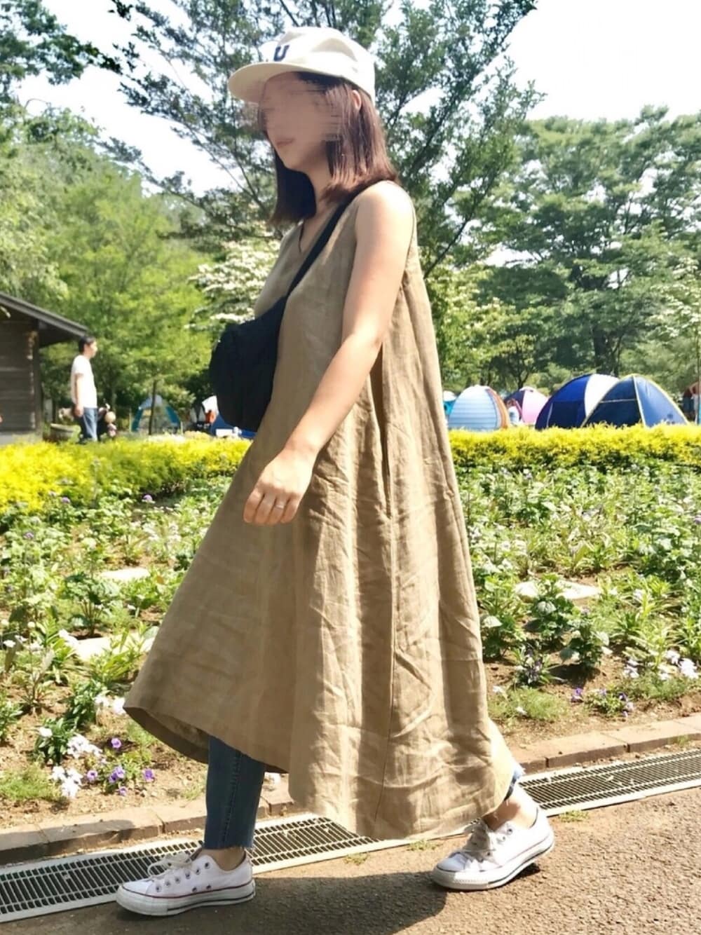 「ラクチンコーデ、低身長、キャップ、ベージュ、リネンワンピース、レイヤードスタイル、ロングワンピース、ボディバッグ、オトナカジュアル、2018マイベストコーデ」｜「無印良品のアイテム（ワンピース/ドレス、ブラウン系）」を使った、haさん（レディース・152cm）の春コーディネートの1枚目の写真