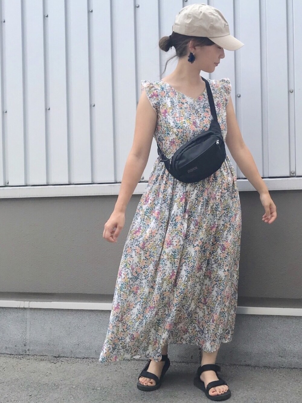 オレンジ系のワンピース、ブラック系のボディバッグ/ウエストポーチ、ブラック系のサンダルを着用したレディースの夏コーディネートの1枚目の写真