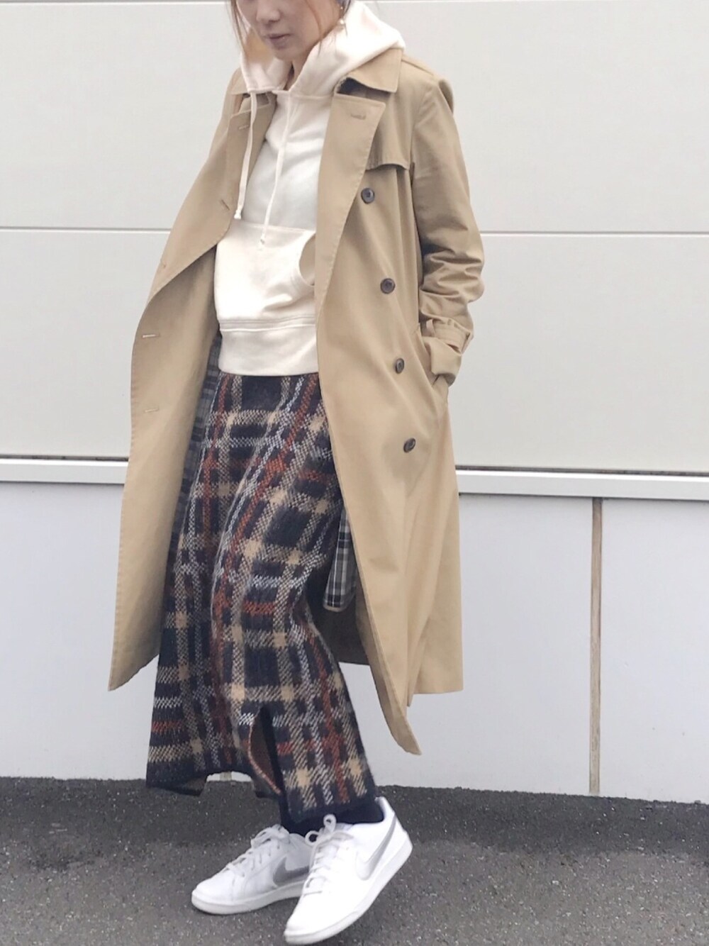 「トレンチコート×パーカー、プルオーバーパーカー、パーカー、チェックスカート、タイトスカート、ロングスカート、オトナカジュアル、オトナ女子、低身長、ロングコート」｜「B:MING by BEAMSのビーミング by ビームス / 裏毛プルオーバーパーカ 17AW（パーカー、ホワイト系）」を使った、haさん（レディース・152cm）の冬コーディネートの1枚目の写真