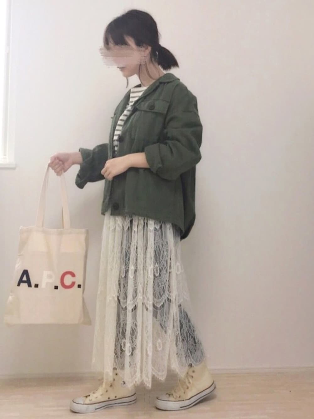 グリーン系のTシャツ/カットソー、グリーン系のカバーオール、ホワイト系のスニーカーを着用したレディースの春コーディネートの1枚目の写真