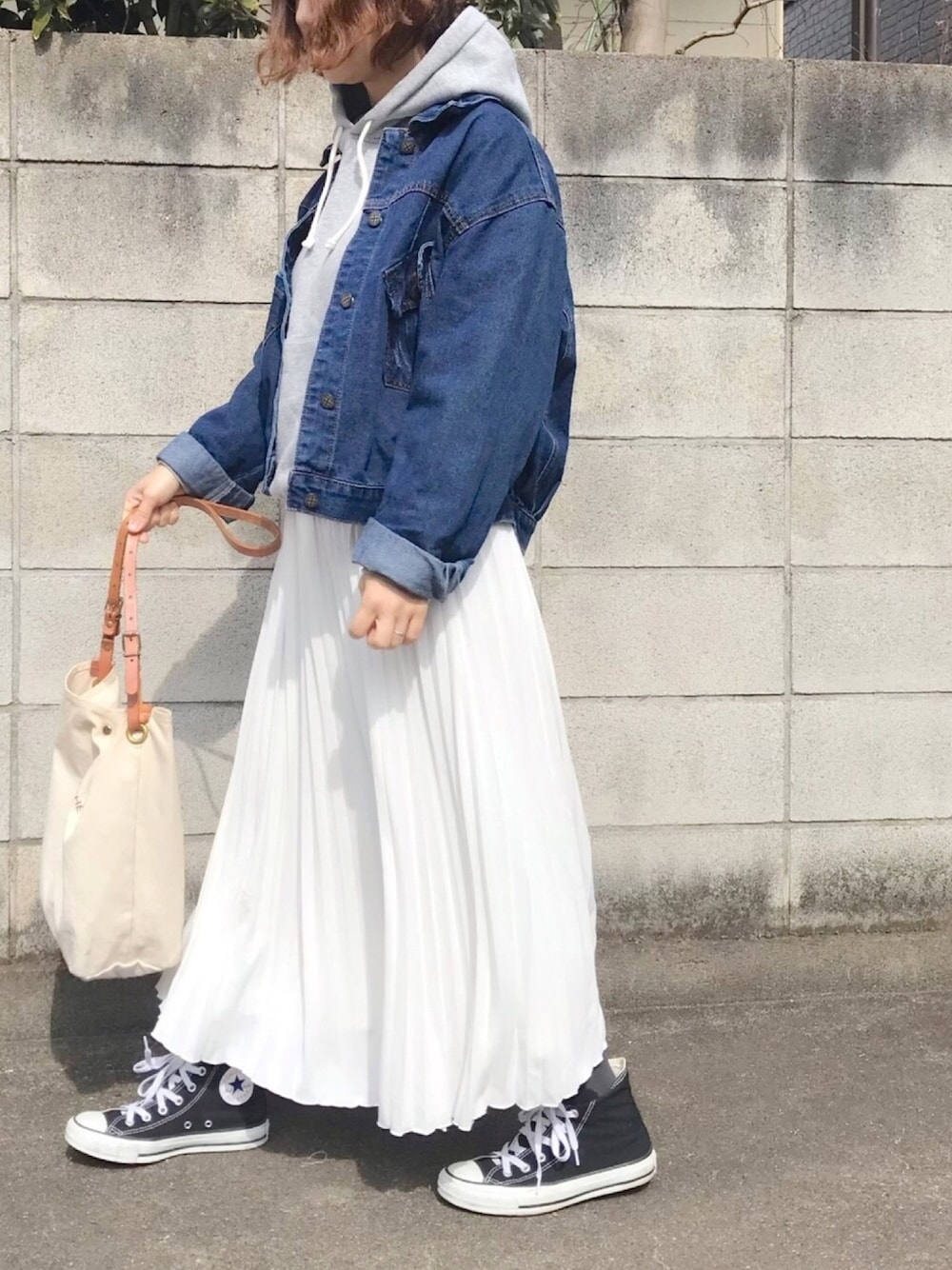 「春アウター、ロングスカート、大人カジュアル、プリーツスカート、デニムジャケット、パーカー、カジュアルコーデ、低身長、ママコーデ、Gジャン」｜「Championの【Champion】プレーンスウェットパーカー （パーカー、グレー系）」を使った、haさん（レディース・152cm）の春コーディネートの1枚目の写真