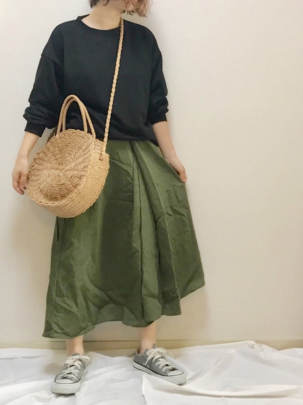 「オトナカジュアル、スウェット、ロングスカート、リネン、平成最後のWEARISTAセンバツ、低身長、ママコーデ、かごバッグ、サークルバッグ、シンプルコーデ」｜「clearの【WEB限定】オーバーサイズスウェットプルオーバー（スウェット、ブラック系）」を使った、haさん（レディース・152cm）の春コーディネートの1枚目の写真