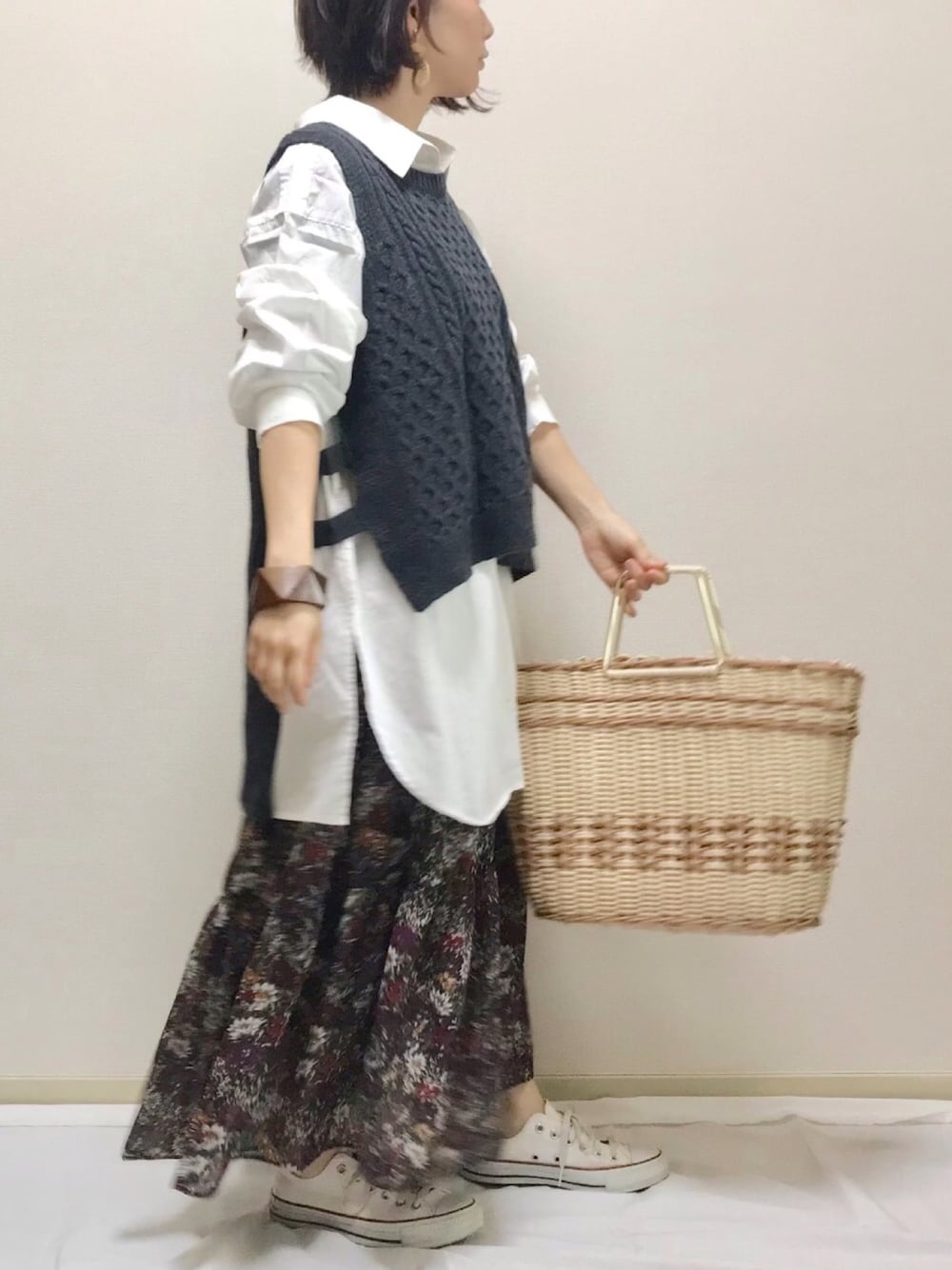 「春コーデ、低身長、平成最後のWEARISTAセンバツ、花柄スカート、ティアードスカート、ロングスカート、ニットベスト、シャツワンピ、ロング丈、かごバッグ」｜「Sawa a la modeのお洒落を加えるニットベスト（ニット/セーター、グレー系）」を使った、haさん（レディース・152cm）の春コーディネートの1枚目の写真