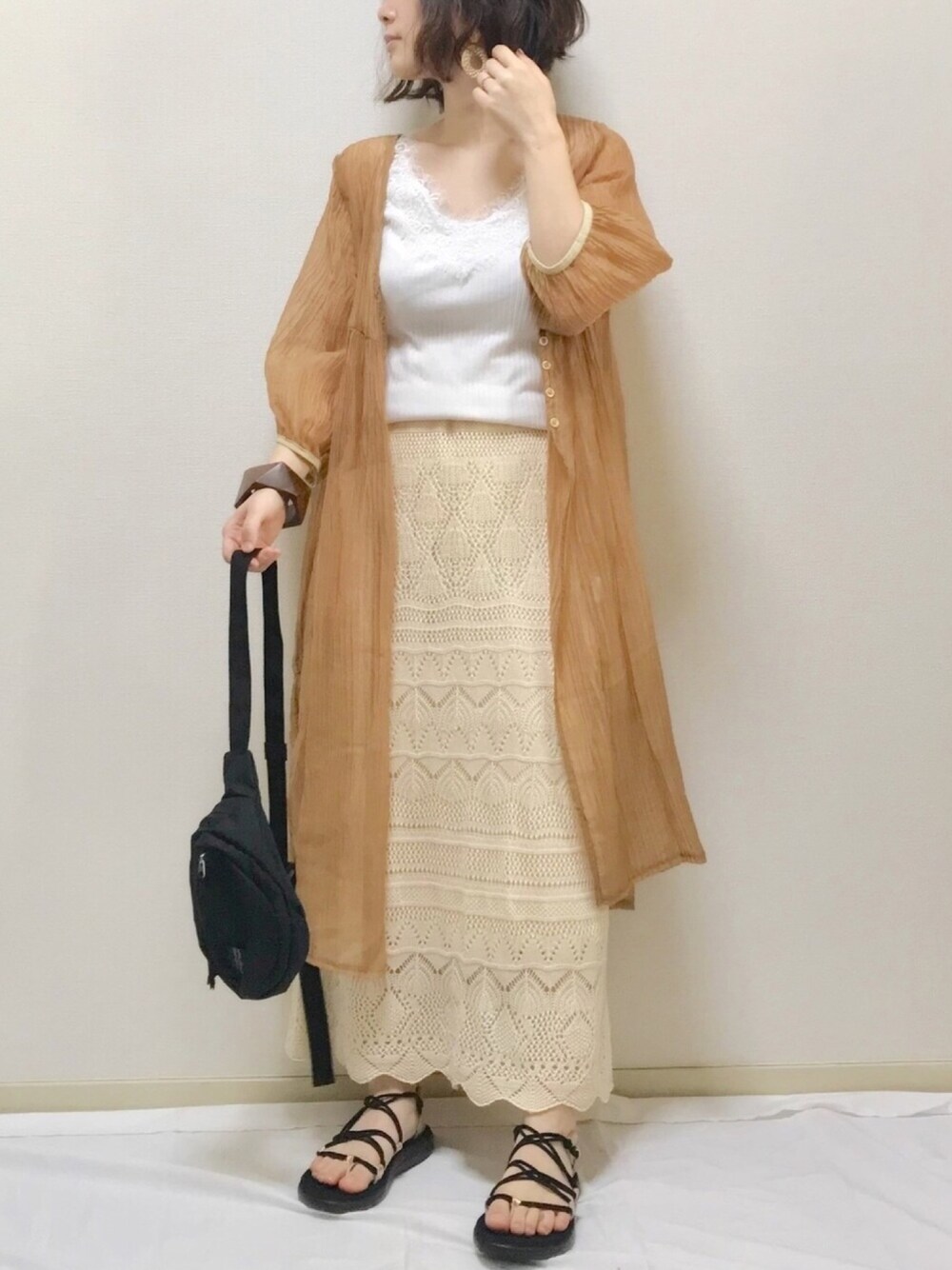 「オトナカジュアル、春コーデ、ベージュ、スポーツサンダル、ニットスカート、レース、teva、ボディバッグ、ママコーデ、低身長コーデ」｜「Omekashiの肩レースキャミ（Tシャツ/カットソー、ホワイト系）」を使った、haさん（レディース・152cm）の春コーディネートの1枚目の写真