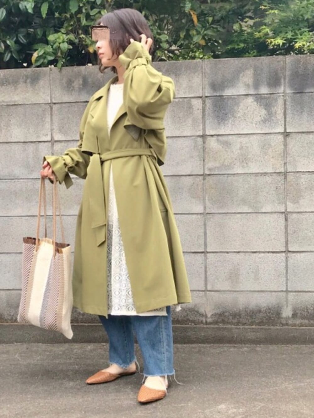 「大人カジュアル、ママファッション、トレンチコート、レースワンピース、デニムパンツ、バブーシュ、カーキ、低身長、レイヤードスタイル、オトナ女子」｜「mysticのレーススリットワンピース（ワンピース、ホワイト系）」を使った、haさん（レディース・152cm）の春コーディネートの1枚目の写真