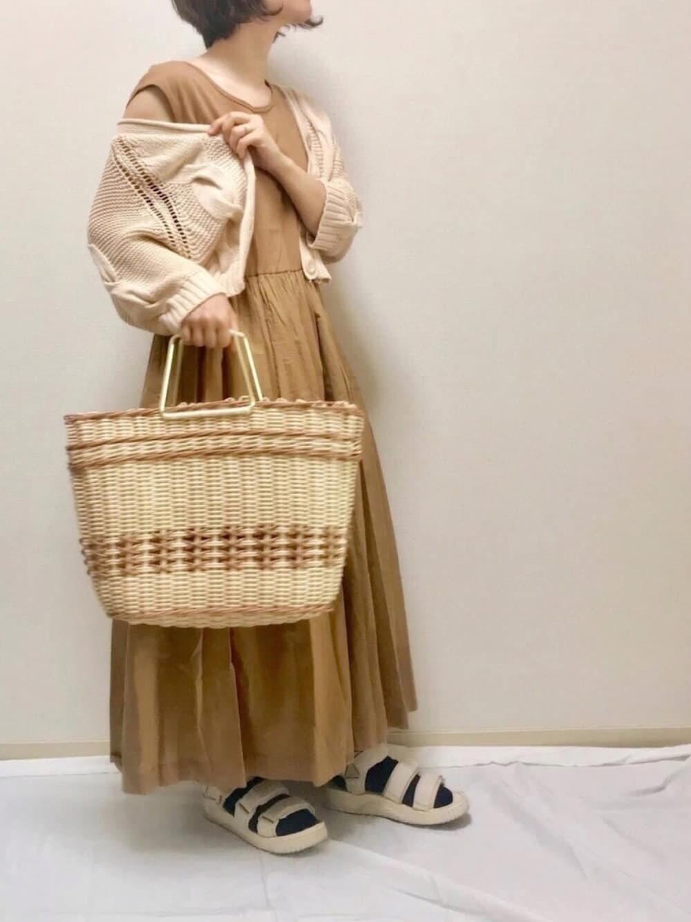 「HARUSAKU、靴下、低身長コーデ、スポーツサンダル、ロングワンピース、かごバッグ、大人カジュアル、くつした×サンダル、ベージュ、オトナ女子」｜「CIAOPANIC TYPYの切替えボイルワンピース（ワンピース、ベージュ系）」を使った、haさん（レディース・152cm）の春コーディネートの1枚目の写真