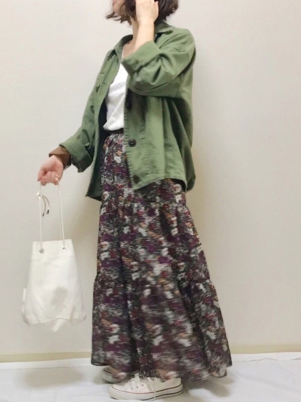 「HARUSAKU CC、靴下、オトナカジュアル、ティアードスカート、花柄スカート、ロングスカート、ミリタリー、ママコーデ、低身長、春夏コーデ」｜「Dot＆Stripes CHILD WOMANのｱｰﾐｰﾂｲﾙﾊﾞｲｵ   ｱｰﾐｰｼﾞｬｹｯﾄ（カバーオール、グリーン系）」を使った、haさん（レディース・152cm）の春コーディネートの1枚目の写真