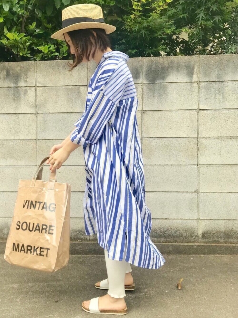「ゆるコーデ、低身長、プチプラ、ストライプシャツ、レギンス、カンカン帽、ビニールバッグ、ママファッション、オトナカジュアル、ワンピース×レギンス」｜「LEPSIMのストライプシャツワンピース　779052（シャツワンピース、ブルー系）」を使った、haさん（レディース・152cm）の春コーディネートの1枚目の写真