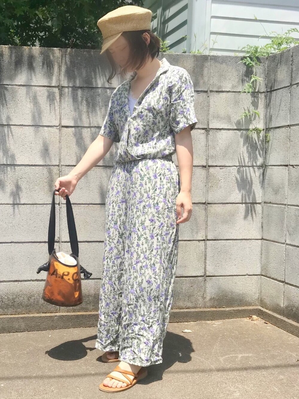 「大人カジュアル、ラクチンコーデ、花柄、リネン、ビニールバック、キャスケット、サロペット、オールインワン、ママコーデ、低身長」｜「A part byのRyNyカイキンサロペットSS 　798507（サロペット/オーバーオール、ベージュ系）」を使った、haさん（レディース・152cm）の夏コーディネートの1枚目の写真