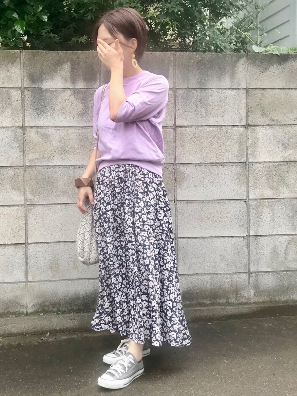 「大人カジュアル、花柄スカート、ロングスカート、オトナ女子、パープル、巾着バッグ、低身長コーデ、ママコーデ、ショートヘア、コンバース」｜「BEAUTY&YOUTH UNITED ARROWSのBY∴ ミニ裏毛ラグランスリーブ5分袖プルオーバー ◆（スウェット、パープル系）」を使った、haさん（レディース・152cm）の夏コーディネートの1枚目の写真