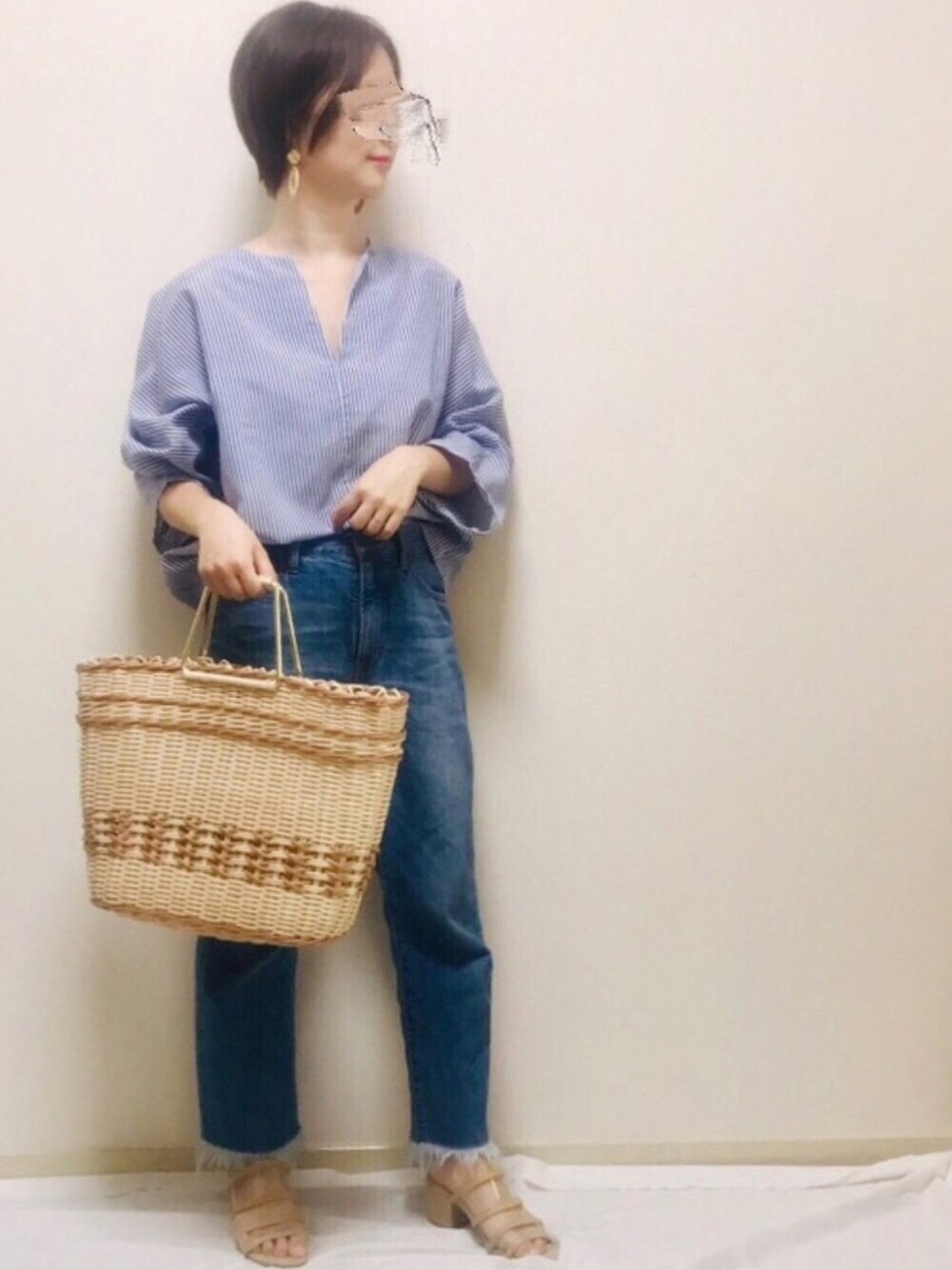 「大人カジュアル、夏コーデ、オトナ女子、ストライプシャツ、ブラウス×デニム、デニムパンツ、クリアサンダル、かごバッグ、ショートヘア、ママコーデ」｜「coca（coca）の深Vネックストライプブラウス（シャツ/ブラウス、ブルー系）」を使った、haさん（レディース・152cm）の夏コーディネートの1枚目の写真