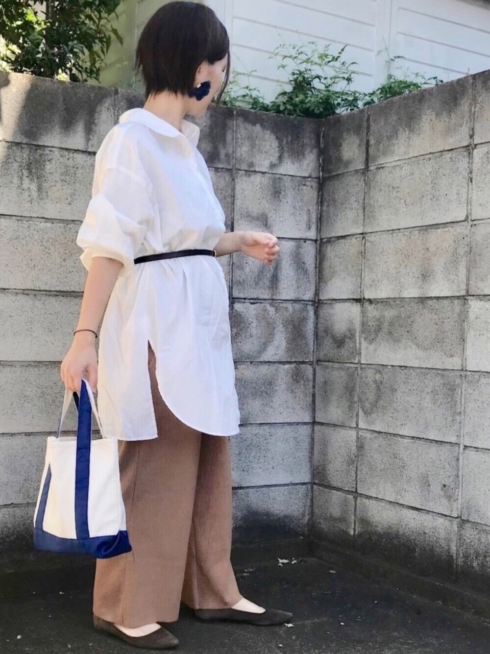 「オトナカジュアル、ベージュ、リブパンツ、ウエストマーク、ゆるコーデ、ショートヘア、シンプルコーデ、シャツスタイル、低身長コーデ、ママコーデ」｜「LAKOLEの【マルチウェイ】ロングシャツチュニック / LAKOLE（チュニック、ホワイト系）」を使った、haさん（レディース・150cm）の秋コーディネートの1枚目の写真