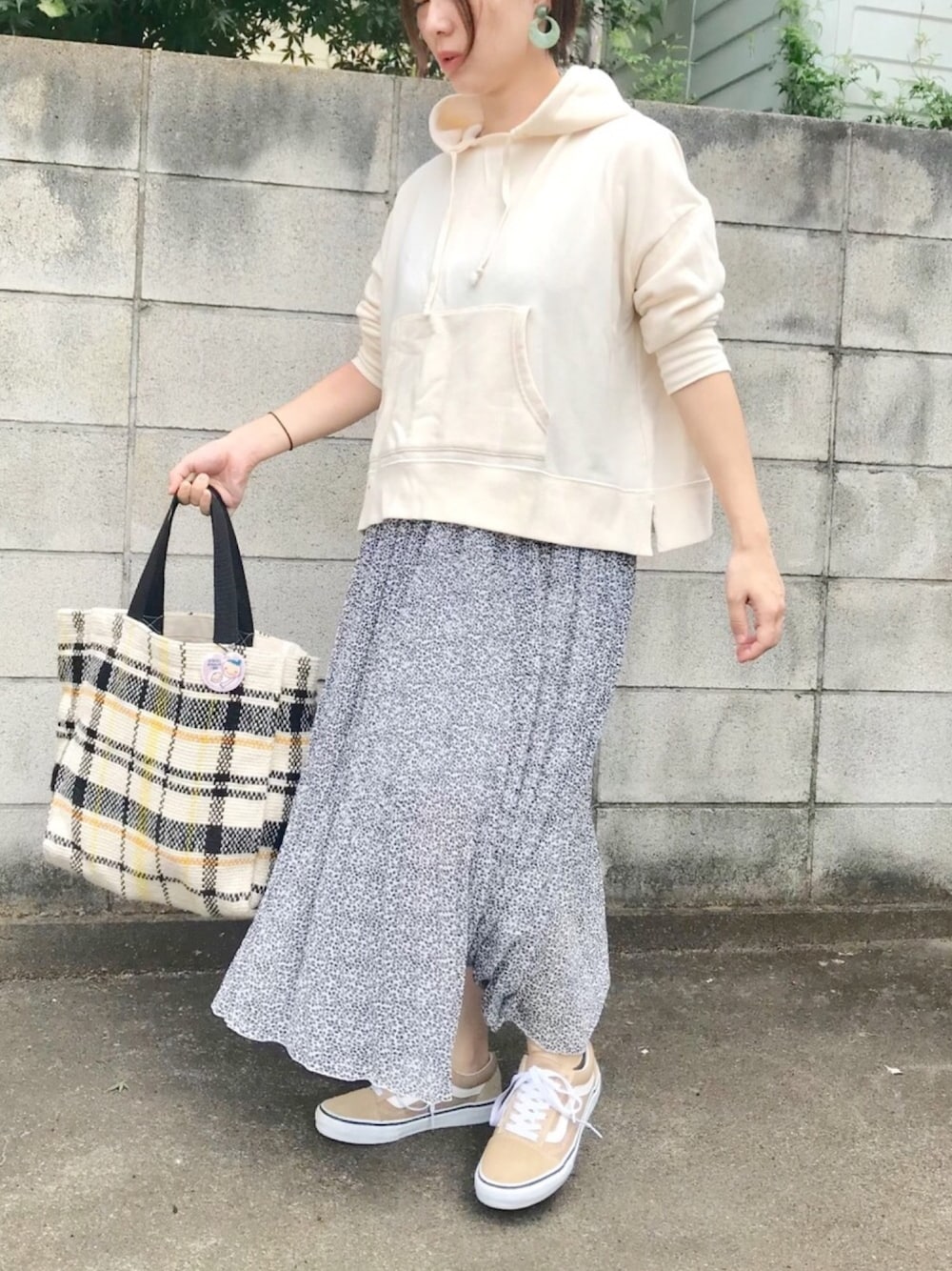 「秋コーデ、オトナカジュアル、低身長コーデ、パーカー、ホワイトコーデ、チェック柄、ロングスカート、プリーツスカート、ママコーデ、マタニティ」｜「B:MING by BEAMSのビーミング by ビームス / 裏毛プルオーバーパーカ 17AW（パーカー、ホワイト系）」を使った、haさん（レディース・150cm）の秋コーディネートの1枚目の写真