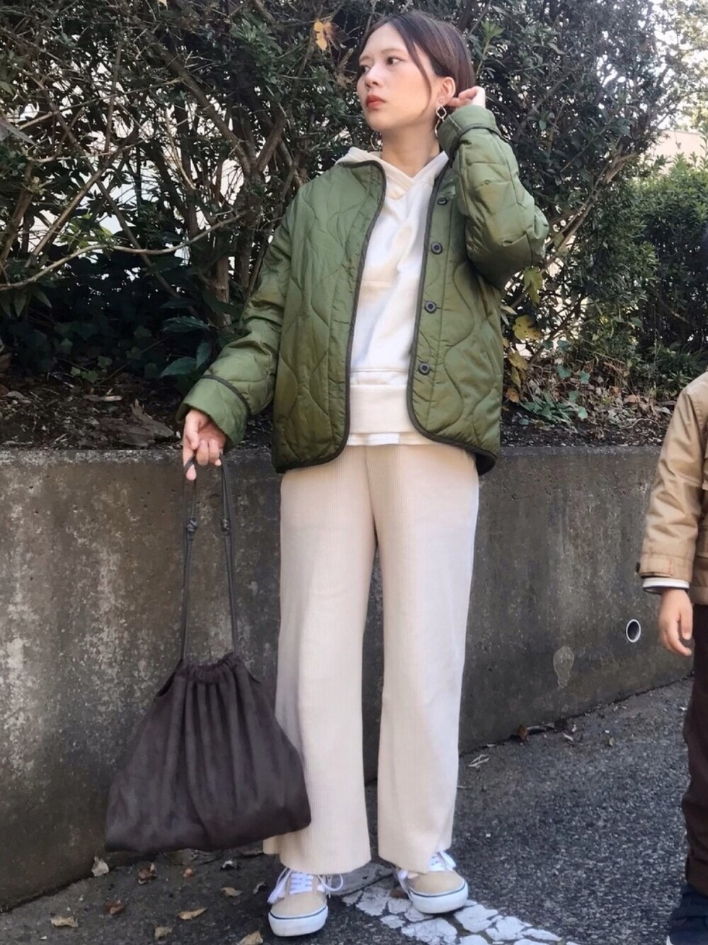 「年末WEAR感謝祭、大人カジュアル、冬のコーデ、キルティングジャケット、低身長コーデ、リブパンツ、パーカー、ゆるコーデ、巾着バッグ、マタニティ」｜「B:MING by BEAMSのビーミング by ビームス / 裏毛プルオーバーパーカ 17AW（パーカー、ホワイト系）」を使った、haさん（レディース・152cm）の冬コーディネートの1枚目の写真