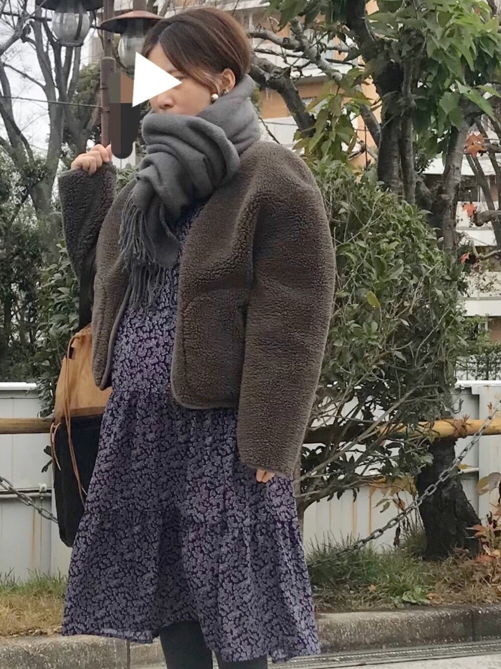 「大人カジュアル、オトナ女子、ストール、ティアードワンピース、ボアジャケット、低身長コーデ、ロングワンピース、ドレスシューズ、ママコーデ、マタニティ」｜「Cheekの花柄フリルネックティアードドレス（ワンピース、ブルー系）」を使った、haさん（レディース・152cm）の冬コーディネートの1枚目の写真