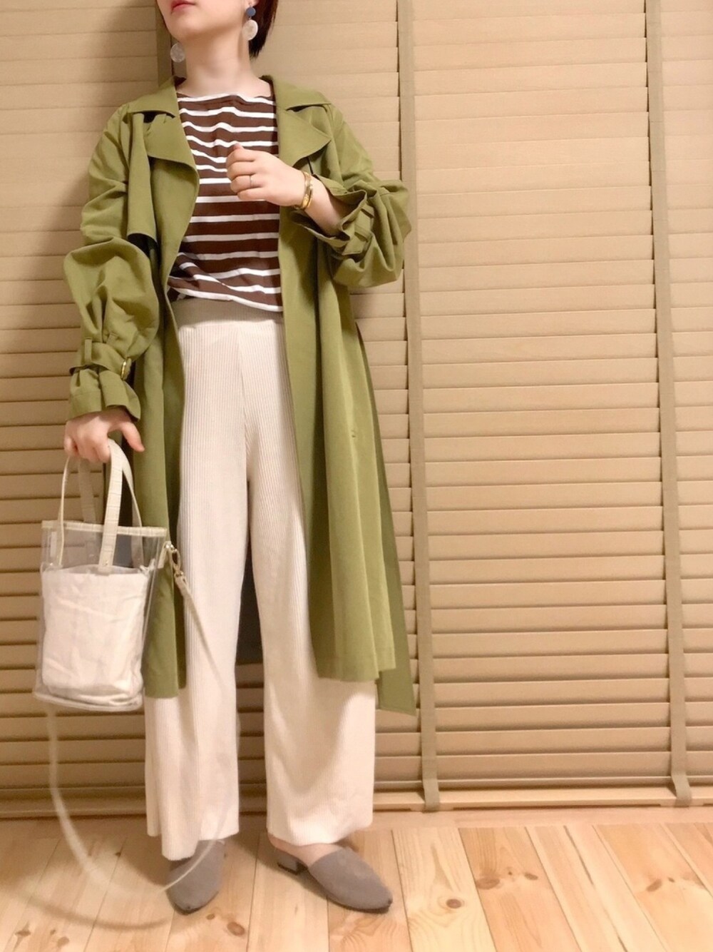 「ゆるコーデ、オトナカジュアル、ママコーデ、リブパンツ、ボーダートップス、トレンチコート、低身長コーデ、クリアバッグ、はるコーデ、グリーン」｜「F by ROSSOのF by ROSSO　バスクボーダーTシャツ（Tシャツ/カットソー、ブラウン系）」を使った、haさん（レディース・152cm）の春コーディネートの1枚目の写真