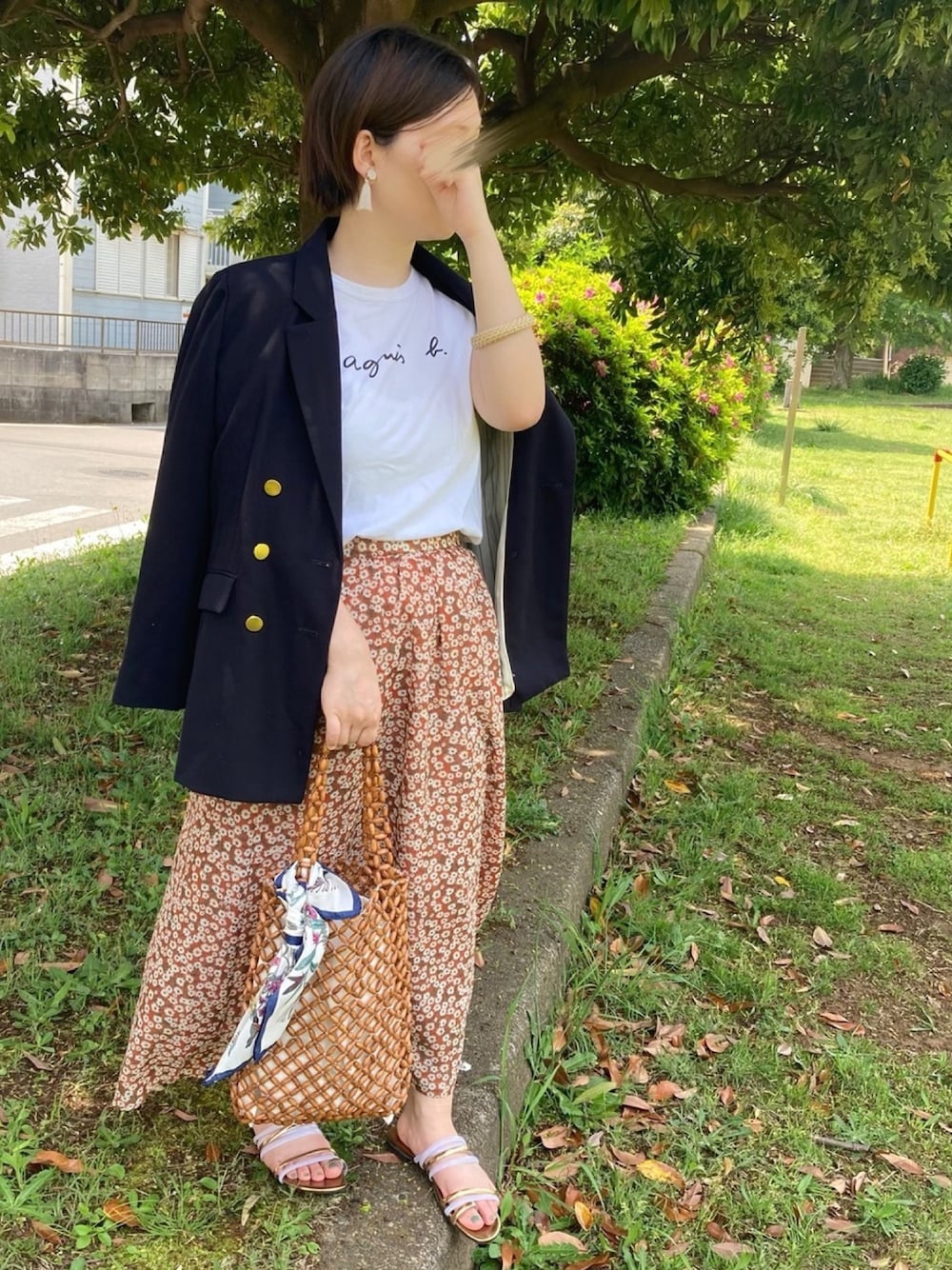 「オトナカジュアル、オトナ女子、ロゴT、テーラードジャケット、紺ブレ、花柄スカート、ロングスカート、ビーズバッグ、ショートヘア、ママコーデ」｜「agnes b.のS137 TS（Tシャツ/カットソー、ホワイト系）」を使った、haさん（レディース・152cm）の春コーディネートの1枚目の写真
