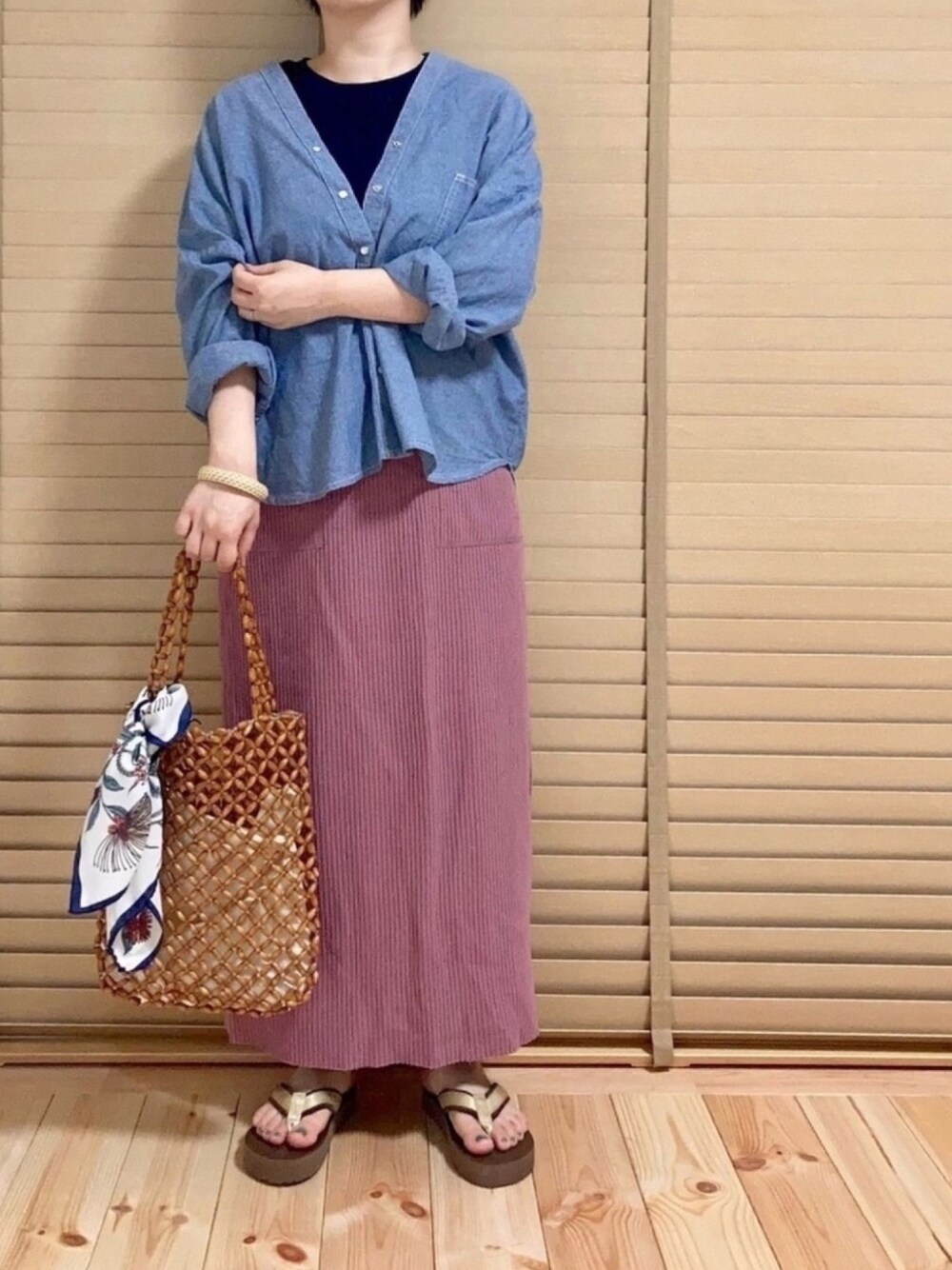 「大人カジュアル、春コーデ、デニムシャツ、ロングスカート、リブスカート、くすみピンク、ママコーデ、ビーチサンダル、ビーズバッグ、ショートヘア」｜「CIAOPANIC TYPYのワッフルノースリーブTシャツ（Tシャツ/カットソー、ブルー系）」を使った、haさん（レディース・152cm）の春コーディネートの1枚目の写真