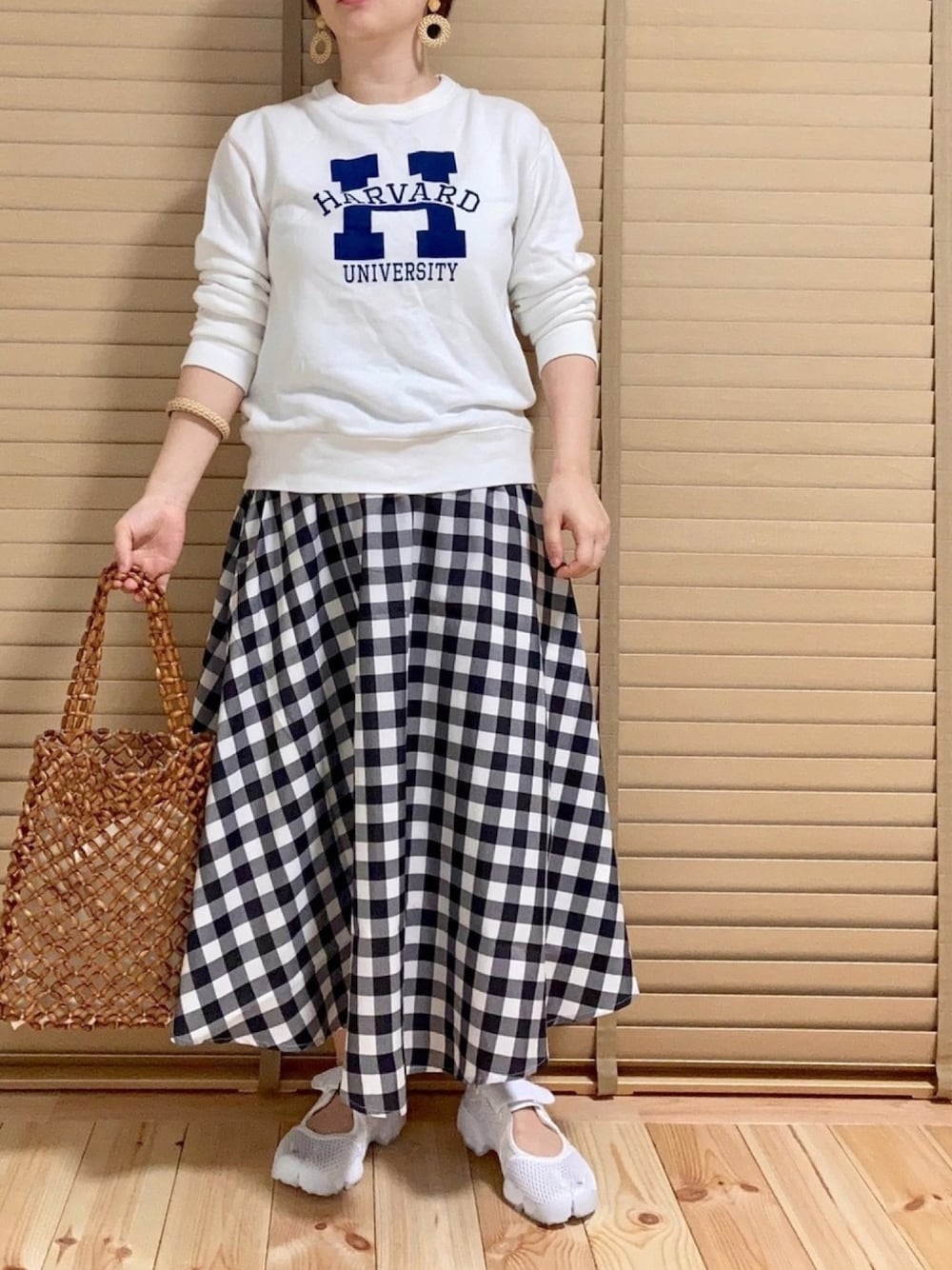 「オトナ女子、低身長、ロゴスウェット、ギンガムチェックスカート、エアリフト、ビーズバッグ、モノトーン、オトナカジュアル、ロングスカート、春夏コーデ」｜「SLOBE IENAのGOOD SPEED HARVARD スウェット◆（スウェット、ホワイト系）」を使った、haさん（レディース・152cm）の春コーディネートの1枚目の写真