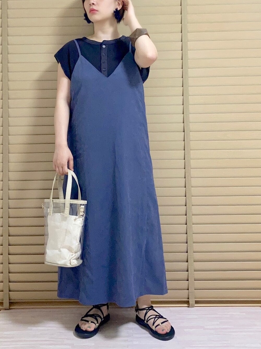 「春夏コーデ、キャミワンピ、ヘンリーネック、スポーツサンダル、teva、クリアバッグ、ロングワンピース、オトナカジュアル、オトナ女子、ショートヘア」｜「LOWRYS FARMのワッフルヘンリーＦＳ　832505（Tシャツ/カットソー、グレー系）」を使った、haさん（レディース・152cm）の春コーディネートの1枚目の写真