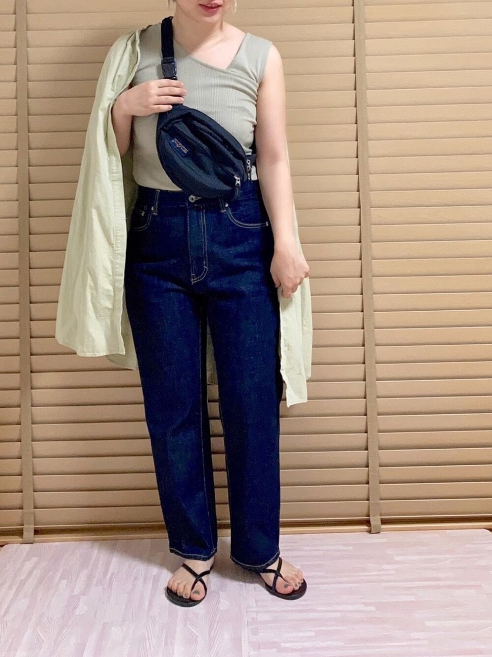 「アシメタンクトップ、ピスタチオ、デニムパンツ、ウエストポーチ、大人カジュアル、くすみカラー、ビーチサンダル、春夏コーデ、バンドカラーシャツ、ノースリーブ」｜「cepoのランダムテレコアシメタンク（タンクトップ、グリーン系）」を使った、haさん（レディース・152cm）の春コーディネートの1枚目の写真