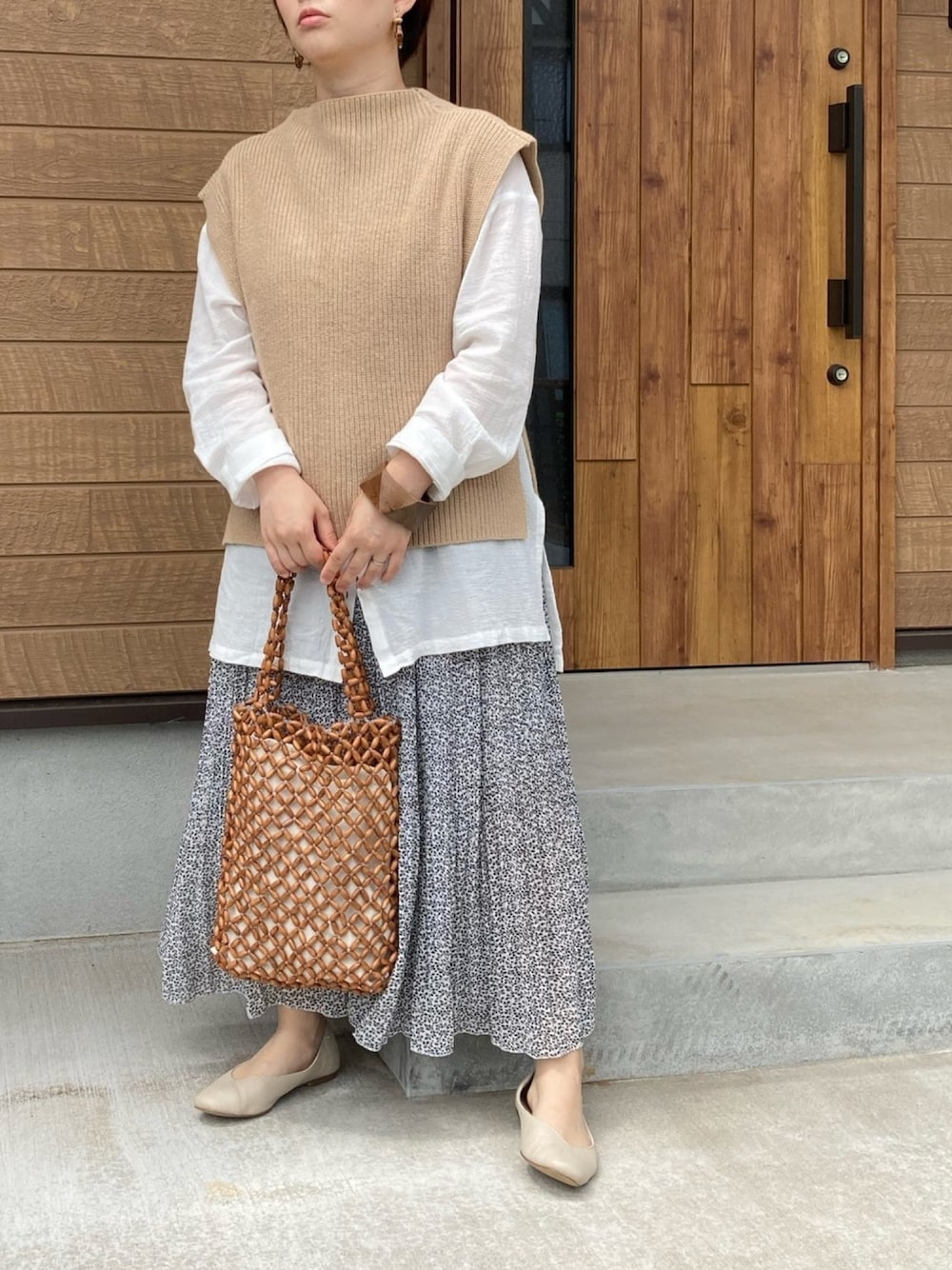「オトナ女子、オトナカジュアル、春コーデ、ニットベスト、シアーシャツ、ロングスカート、プリーツスカート、ビーズバッグ、ゆるコーデ、ママコーデ」｜「studio CLIPの7ゲージニットベスト×ブラウスセット（ベスト、ベージュ系）」を使った、haさん（レディース・152cm）の夏コーディネートの1枚目の写真
