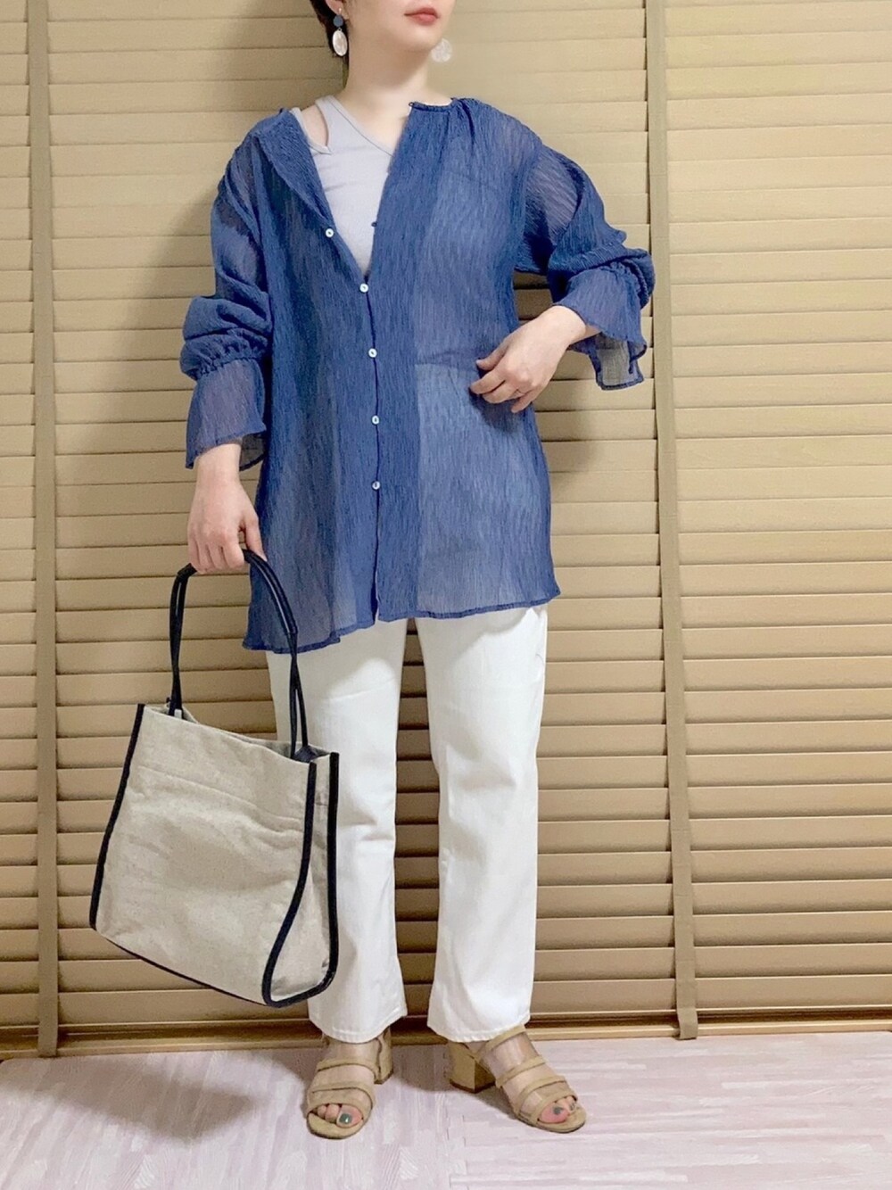 「大人カジュアル、春夏コーデ、アシメタンクトップ、シアーシャツ、ブルー x ホワイト、ホワイトパンツ、シースルー、ママファッション、低身長コーデ、トートバッグ」｜「JEANASISのアシメショルダータンク/880776（タンクトップ、グレー系）」を使った、haさん（レディース・152cm）の夏コーディネートの1枚目の写真
