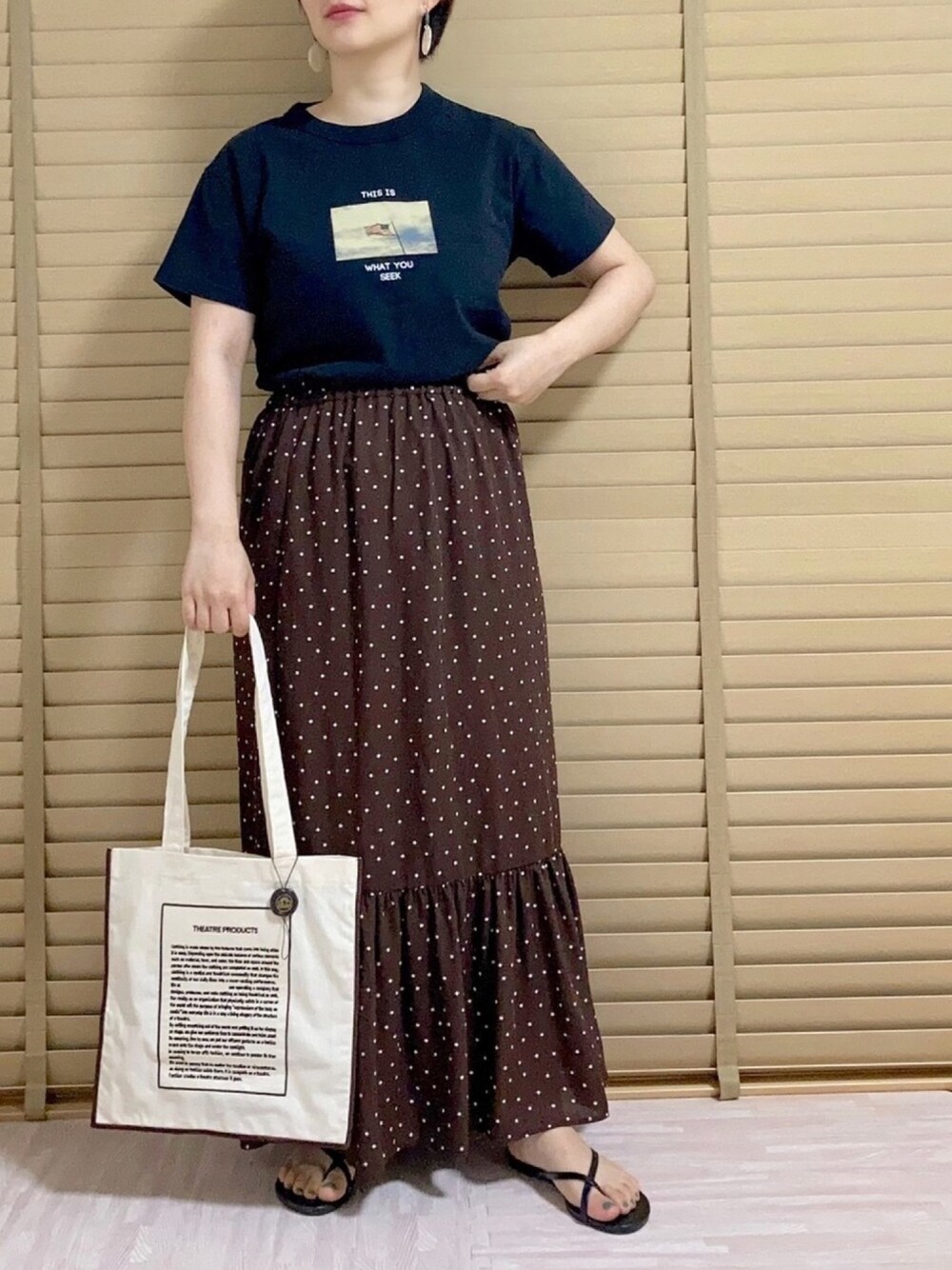 「大人カジュアル、カジュアルコーデ、フォトT、ロングスカート、ブラックコーデ、ビーチサンダル、ドット柄、ママコーデ、低身長コーデ、シンプル」｜「AZUL by moussyのUSA FLAG PHOTO TEE/USAフラッグフォトTシャツ（Tシャツ/カットソー、ブラック系）」を使った、haさん（レディース・152cm）の夏コーディネートの1枚目の写真