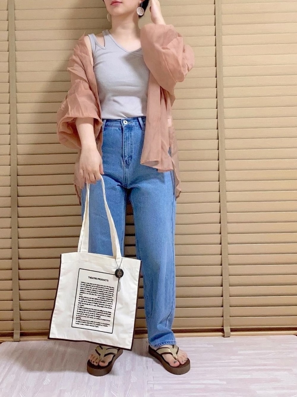 「オトナ女子、シアーシャツ、アシンメトリー、デニムパンツ、ショートヘア、低身長、ビーチサンダル、オトナカジュアル、ゆるコーデ、トートバッグ」｜「JEANASISのアシメショルダータンク/880776（タンクトップ、グレー系）」を使った、haさん（レディース・152cm）の夏コーディネートの1枚目の写真