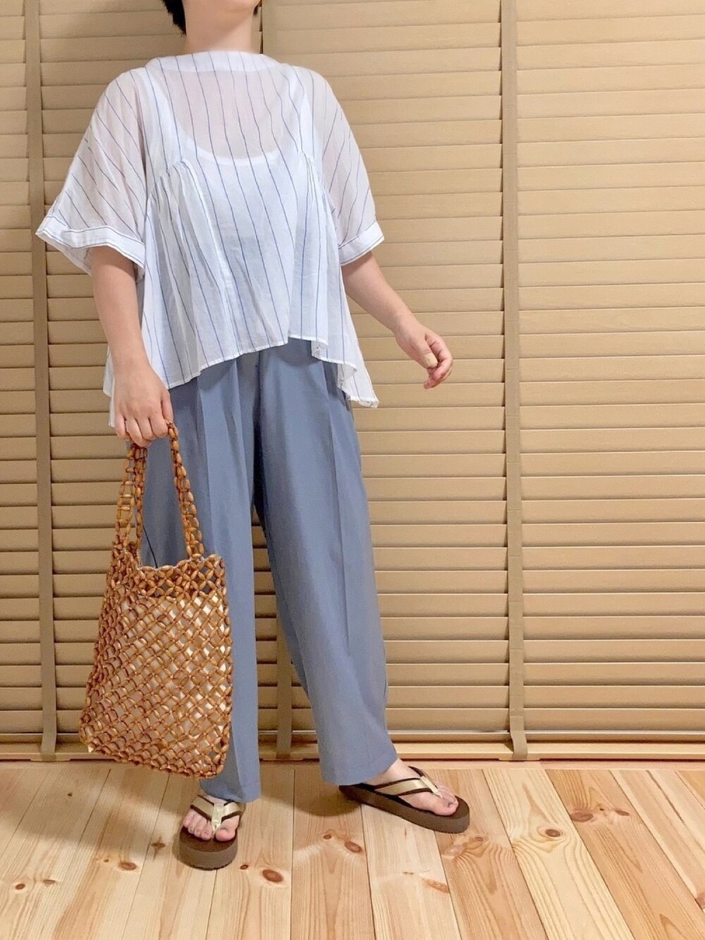 「大人カジュアル、低身長コーデ、カラーパンツ、テーパードパンツ、くすみカラー、シアーシャツ、ビーズバッグ、ゆるコーデ、ママコーデ、くすみブルー」｜「SHIPSの《予約》ne Quittez pas:バックリボンブラウス ◆ （シャツ/ブラウス、ホワイト系）」を使った、haさん（レディース・152cm）の夏コーディネートの1枚目の写真