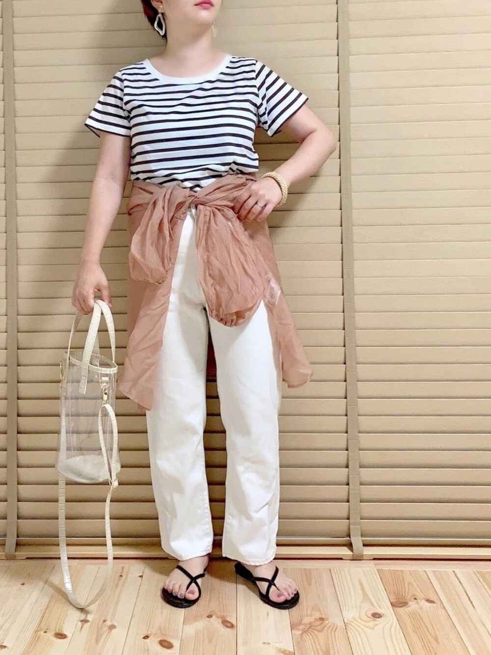 「シャツ好き集まれ、オトナ女子、大人カジュアル、ボーダートップス、白パンツ、シアーシャツ、くすみピンク、クリアバッグ、ホワイトコーデ、低身長コーデ」｜「SLOBE IENAのペルビアンコットンボーダーTシャツ◆（Tシャツ/カットソー、ブラウン系）」を使った、haさん（レディース・152cm）の夏コーディネートの1枚目の写真