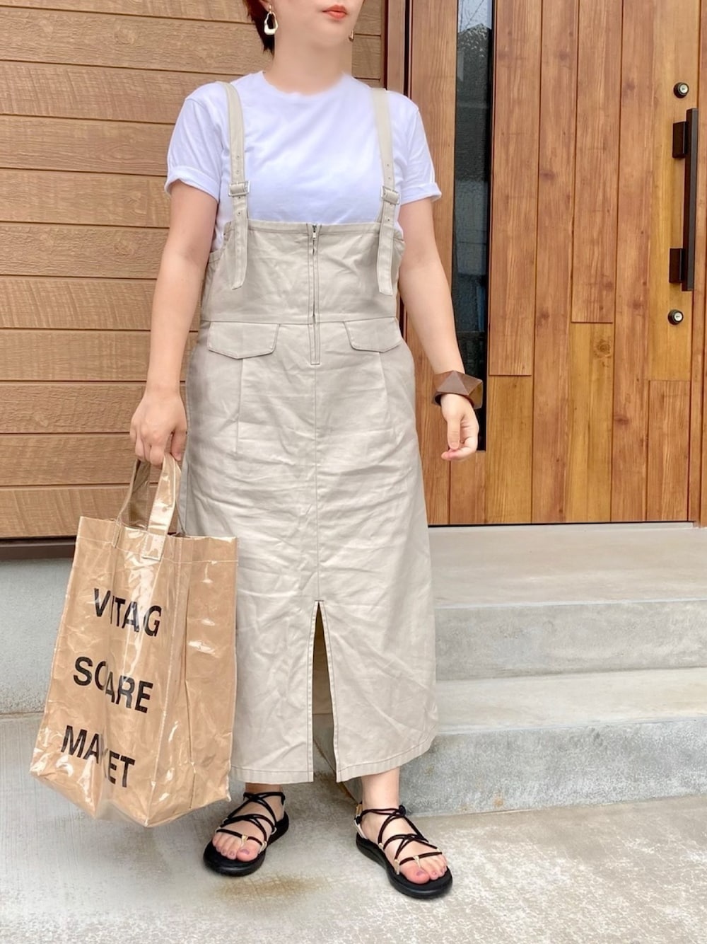 「夏コーデ、シンプル、オトナカジュアル、スボーツサンダル、白Tシャツ、ジャンパースカート、teva、オトナ女子、ビニールバック、夏だ！Tシャツ着よう！」｜「HANESのHanes ヘインズ 2P JAPAN Fit　ジャパンフィット（2枚組） クルーネックTシャツ（Tシャツ/カットソー、ホワイト系）」を使った、haさん（レディース・152cm）の夏コーディネートの1枚目の写真